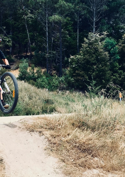 En mountainbikekører hopper over et hop i Mols Bjerge