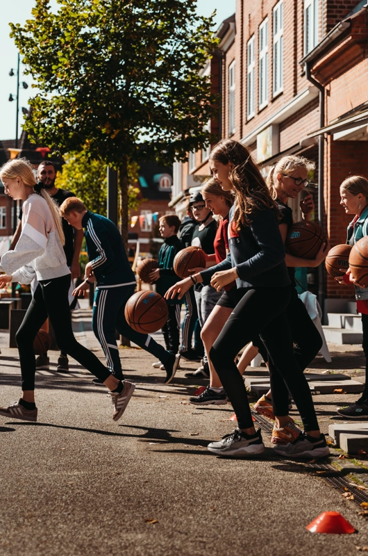 Juniorklubben er fyldt med aktiviteter hvor børnene leger på tværs af årgangene